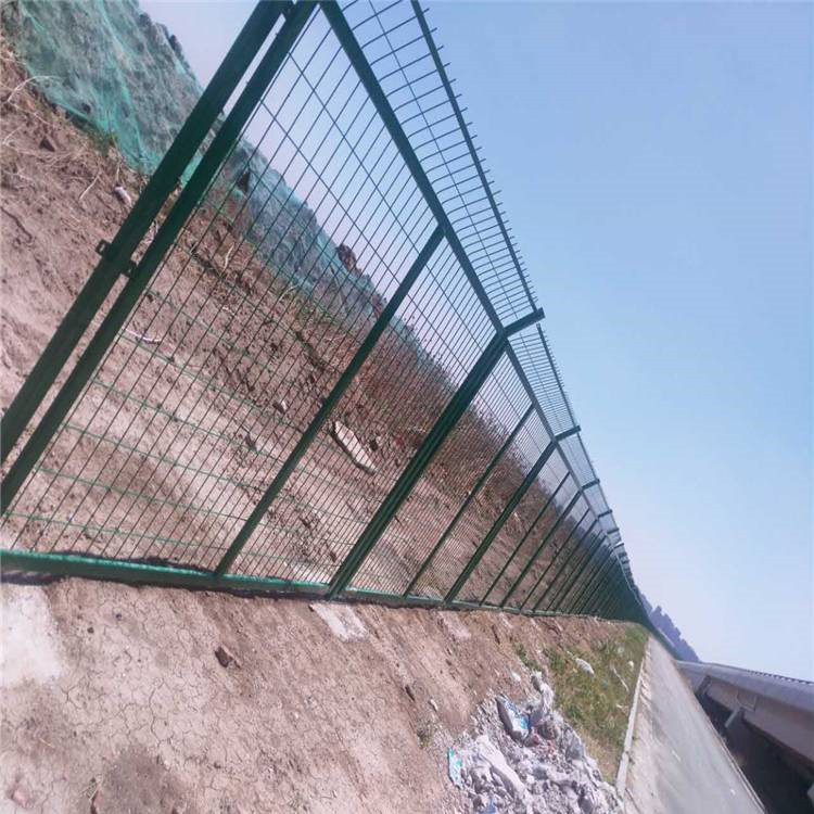 公路兩側護欄網(wǎng)